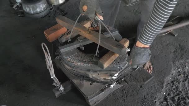Reciclagem Panela Alumínio Dentro Molde Close — Vídeo de Stock