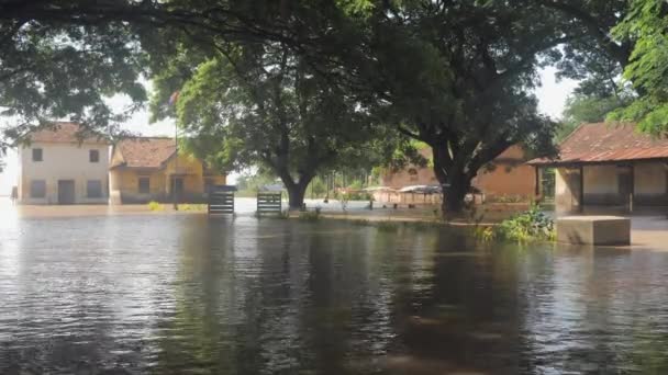 Escola Inundada Zona Rural Crianças Brincando Nadando Segundo Plano — Vídeo de Stock