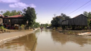 insanlar ile sular altında sokak köy görünümünü mesafe.