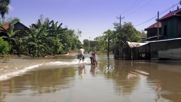 摩托车的后景色贯穿洪水泛滥的街道村 — 图库视频影像