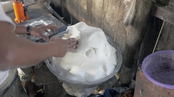 Zbliżenie Człowieka Noodle Naciskając Maszyna Napełniania Ryżu Ciasta — Wideo stockowe