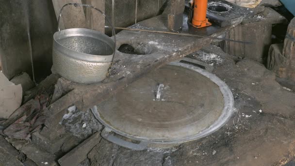 クローズ アップで地面を沸騰水で覆われた鍋に火米麺を作るのためのピット — ストック動画