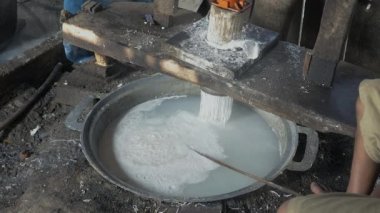 Pirinç hamur şeritler halinde kesmek için el ile basarak makine kullanarak Pirinç Noodle yapımında; Doğrudan içine kaynar su pişirme ve adam almak makine raf dışarı (closeup bastıktan sonra Pirinç Noodle Güz)