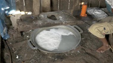 İçinde kaynar su ile atölye bir pirinç şehriye. Adam dolum şehriye presleme makinası pirinç hamur ile