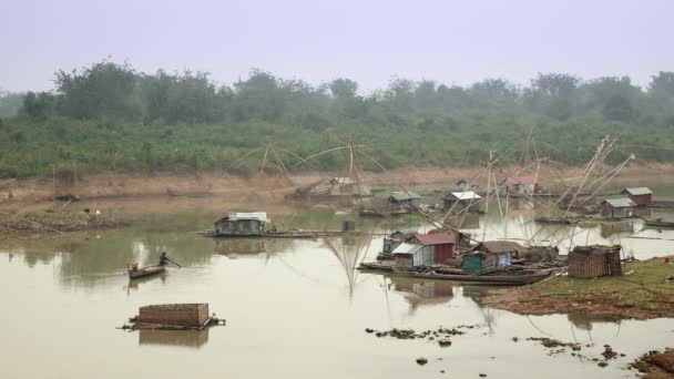 Hausboote Und Chinesische Fischernetze Auf Dem See Fischer Rudert Morgens — Stockvideo