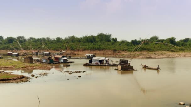 Hausboote Und Chinesische Fischernetze Auf Dem See Fischer Rudert Morgens — Stockvideo