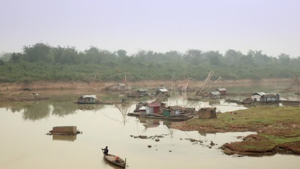 Houseboats Chinese Fishing Nets Lake Fisher Rowing His Boat Morning — Stock Video