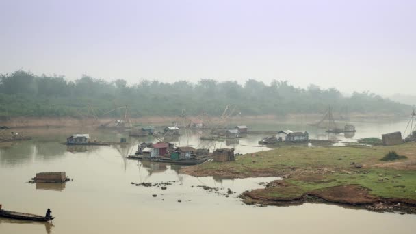 船屋和中国渔网在湖上 费舍尔在早上划船他的船 — 图库视频影像