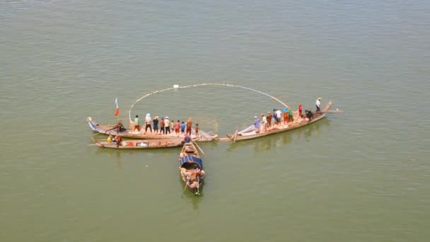 Vista Superior Los Pescadores Pequeñas Embarcaciones Levantando Una Gran Red — Vídeos de Stock