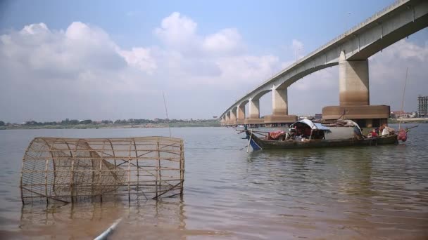 小船在桥附近的河上的小木渔船 传统竹鱼陷阱前景展望 — 图库视频影像
