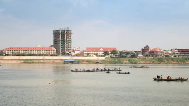 Balıkçılar Teknelerde Dışında Büyük Bir Net Kaldırma Riverside Şehir Içinde — Stok video