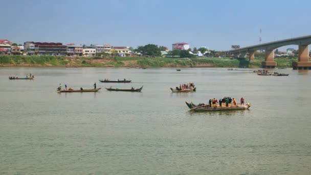 Pescatori Barche Che Sollevano Una Grande Rete Dall Acqua Riverside — Video Stock