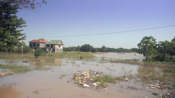 Затопленные Поля Сельские Дома Сельской Местности Маленькая Лодка Плывущая Реке — стоковое видео