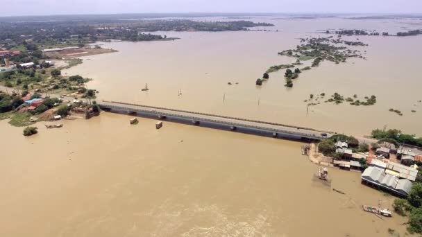 Drone Aerial Strzał Latające Nad Betonowy Most Biegnąca Poprzek Rzeki — Wideo stockowe