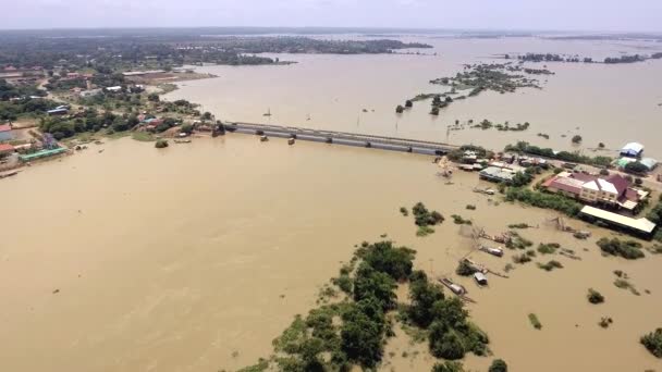 Hava Dron Vurdu Kırsal Alan Sular Altında Nehri Geçip Çalıştıran — Stok video