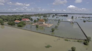 Bir pagoda hava statik görünüm sel suları bastığında bulutlu gökyüzü altında çevrilidir