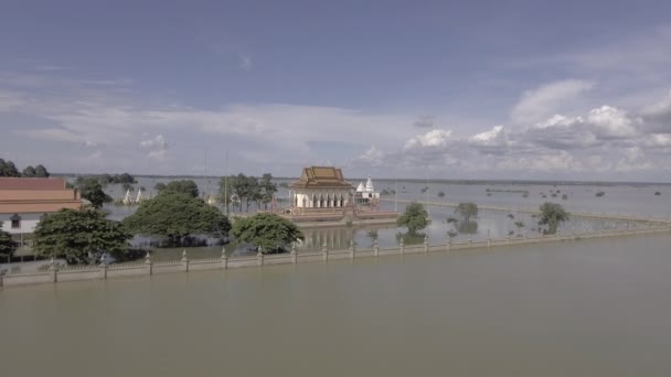 五重塔の静的な空撮が曇り空の下での洪水に囲まれています — ストック動画