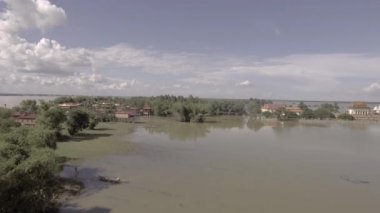 Hava dron vurdu: sel suları bastığında tarafından çevrili bir uykulu köy doğru uçmak