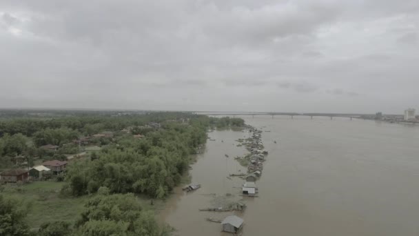 空中无人机射击 飞越河岸边的漂浮房屋 暴雨淹没 — 图库视频影像