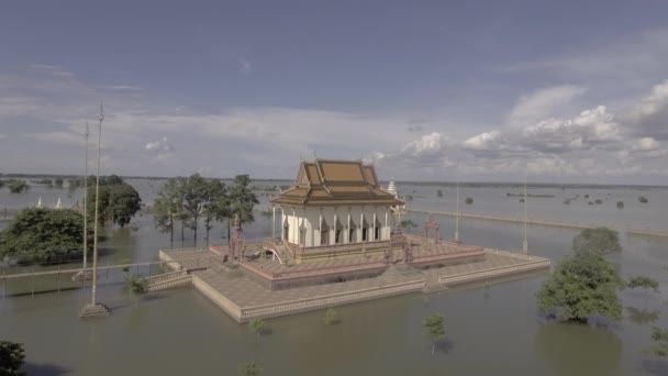 Luftaufnahme Einer Pagode Umgeben Von Flutwasser Unter Wolkenverhangenem Himmel — Stockvideo