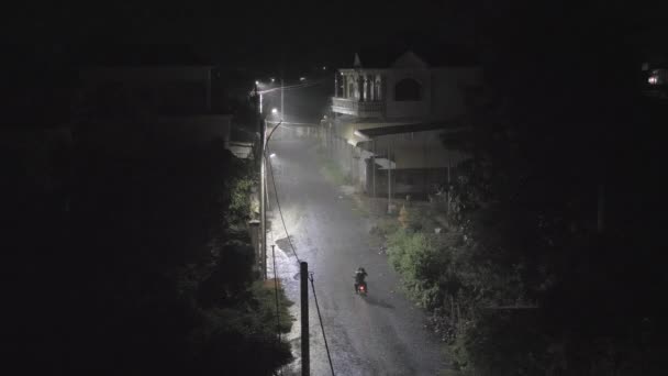 Проливные Дожди Ночью Человек Мотоцикле Маленькой Улице — стоковое видео