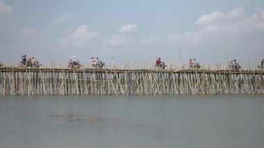 Trafik jam bambu köprüde Mekong Nehri üzerinde; motosiklet ve otomobil bu (zaman atlamalı geçiş)