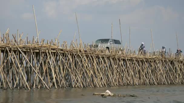 Atasco Tráfico Puente Bambú Sobre Río Mekong Motos Coches Cruzándolo — Vídeos de Stock