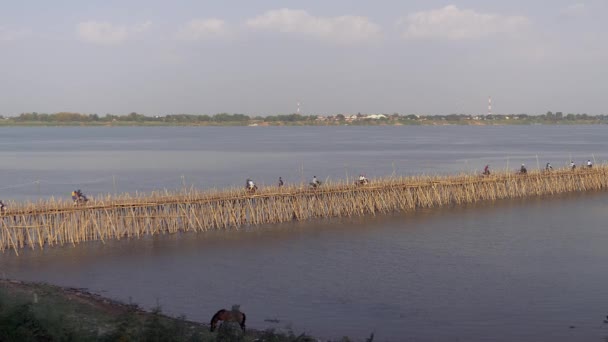 Trafikstockning Bambu Bron Över Floden Mekong Motorcyklar Bilar Och Människor — Stockvideo