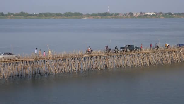 Пробка Бамбуковом Мосту Через Реку Меконг Мотоциклы Автомобили Люди Идущие — стоковое видео
