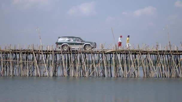 Пробок Бамбукових Мосту Через Річку Меконг Мотоцикли Автомобілі Люди Пішки — стокове відео