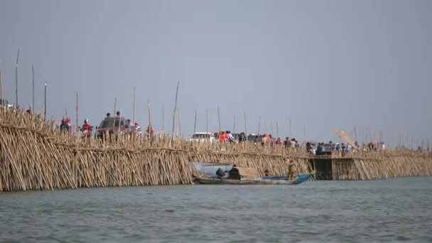 Atasco Tráfico Puente Bambú Sobre Río Mekong Motos Coches Cruzándolo — Vídeos de Stock