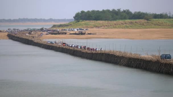 Stau Auf Der Bambusbrücke Über Den Mekong Motorräder Und Autos — Stockvideo