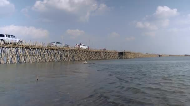 Stau Auf Der Bambusbrücke Über Den Mekong Motorräder Autos Und — Stockvideo