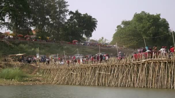 Trafik Jam Bambu Köprüde Mekong Nehri Üzerinde Motosiklet Arabalar Insanlar — Stok video