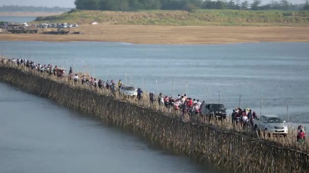 Atasco Tráfico Puente Bambú Sobre Río Mekong Motocicletas Coches Personas — Vídeos de Stock