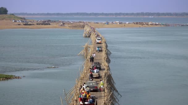 Vista Superior Del Atasco Tráfico Puente Bambú Sobre Río Mekong — Vídeo de stock