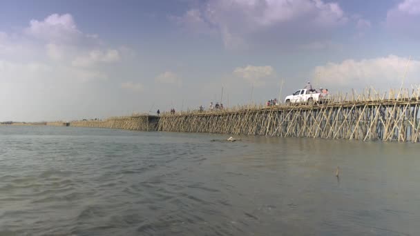 Embarras Sur Pont Bambou Dessus Mékong Motos Voitures Qui Traversent — Video