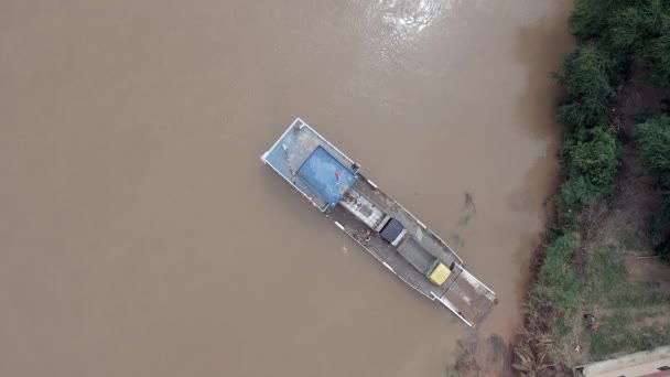 Drone Suspenso Trancado Disparado Pequeno Navio Ferry Que Transporta Camiões — Vídeo de Stock