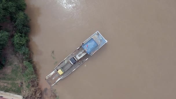 Drone Suspenso Trancado Disparado Pequeno Navio Ferry Que Transporta Camiões — Vídeo de Stock