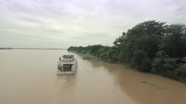 Rastreamento Drone Tiro Pequeno Navio Ferry Transportando Caminhões Navegando Rio — Vídeo de Stock