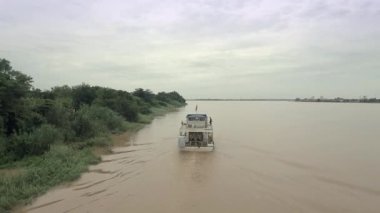 Hava dron vurdu: sinek kadar üzerinde-bir küçük vapur geminin Nehri üzerinde yelken kamyon taşıma