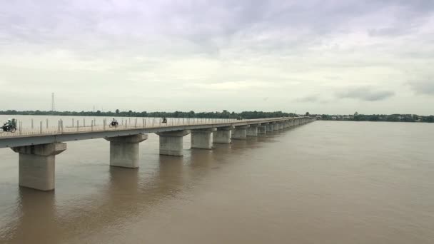 Drohnenschuss Aus Der Luft Rückflug Mit Motorrädern Über Neue Brücke — Stockvideo