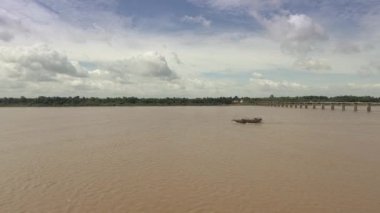 tarama hava statik Görünüm aşağı nehir, köprü bulutlu gökyüzü altında zemin olarak ile devam etmeden gemi