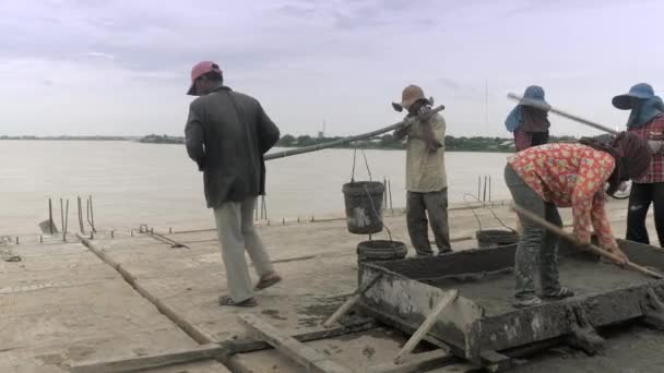 Kampong Kambodża Listopada 2017 Załogi Zajęte Pracy Nowe Mosty Pokładu — Wideo stockowe