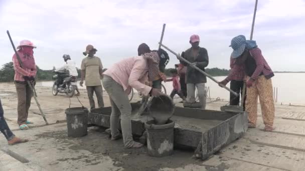 柬埔寨 2017年11月 船员们正忙于建造新桥桥面节点 混凝土浇筑为这一施工阶段 — 图库视频影像