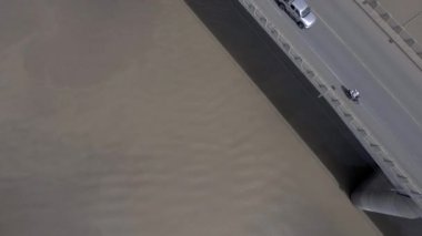 Yükü hava görüntülemek geriye doğru yolu köprüsü bir nehir (güneşli gün üzerinde geçiş araçları )