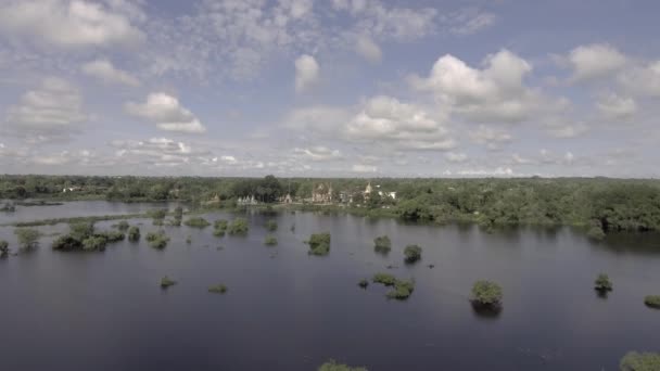 空中无人机射击 在农村暴雨的照射下 飞越被淹的农田 背景中的宝塔 — 图库视频影像