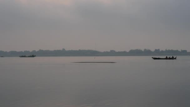 Barca Pesca Motorizzata Che Scende Lungo Fiume Nella Nebbia Mattutina — Video Stock