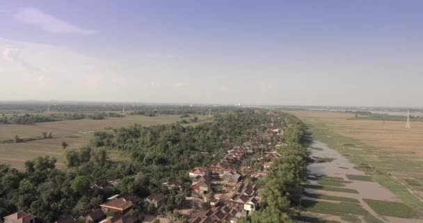 Drone Aérien Survoler Les Maisons Rurales Dans Long Village — Video