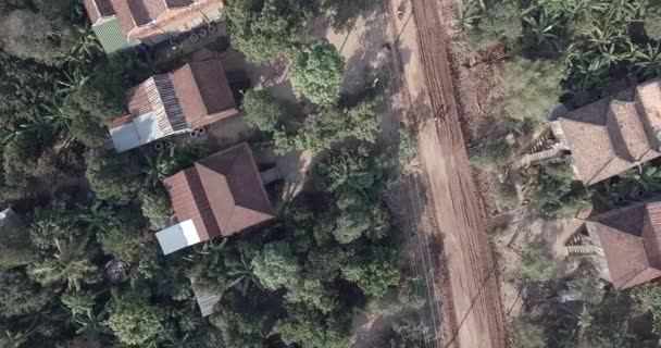头顶平移拍摄的土路和房屋在小村庄 — 图库视频影像